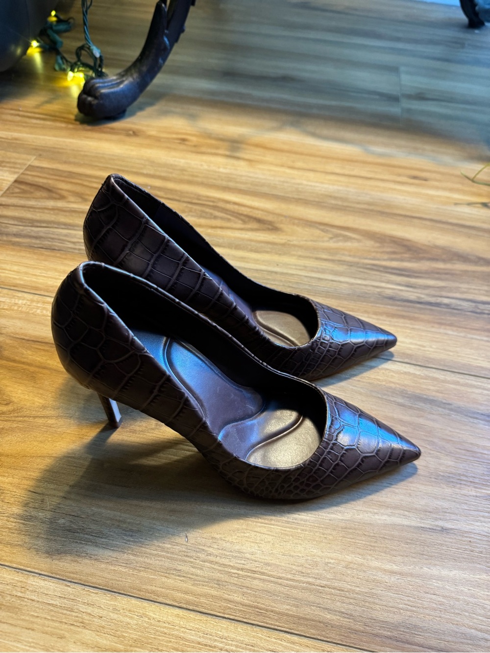 Gianni Bini Leather Brown Croc-Embossed Pointed Toe Heels